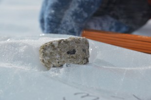 裸氷上の隕石